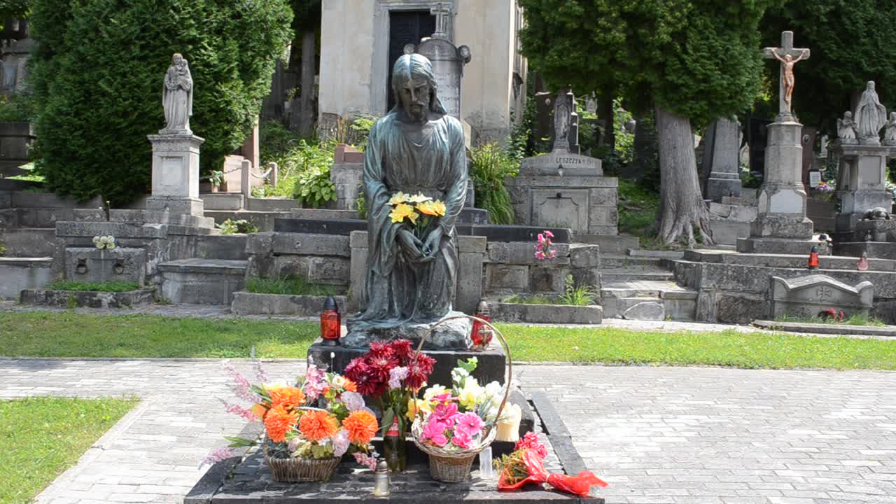 Belo monumento. Lviv, Ucrânia. Cemitério de Lychakiv, o complexo histórico e memorial (desde 1991) em Lviv, no distrito histórico de Lychakiv, um dos cemitérios mais antigos da Ucrânia.