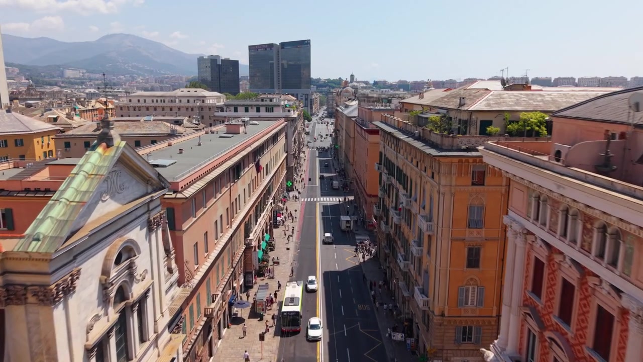 Drone vola sopra la storica Genova verso il suo moderno quartiere degli affari in Italia