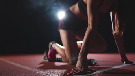 atleta femenina en un fondo oscuro para correr el sprint de la almohadilla de cross country en la cinta de correr en un fondo oscuro