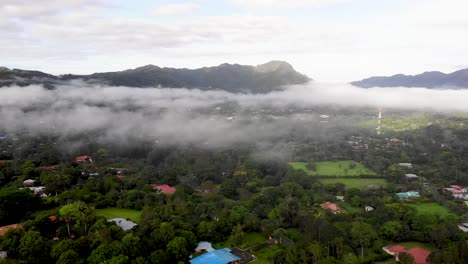 nubes bajas sobre la ciudad de valle de anton en el centro de panamá ubicada dentro del cráter del volcán extinto, toma aérea de gran angular