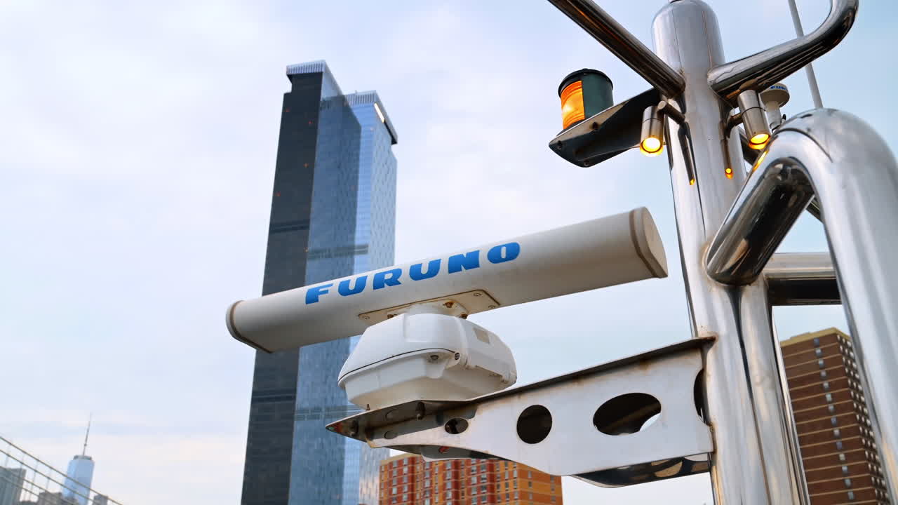 New York, USA, 1 agosto 2025: radar Furuno su yacht con skyline di Manhattan. Moderna attrezzatura radar per yacht con grattacieli di Manhattan sullo sfondo
