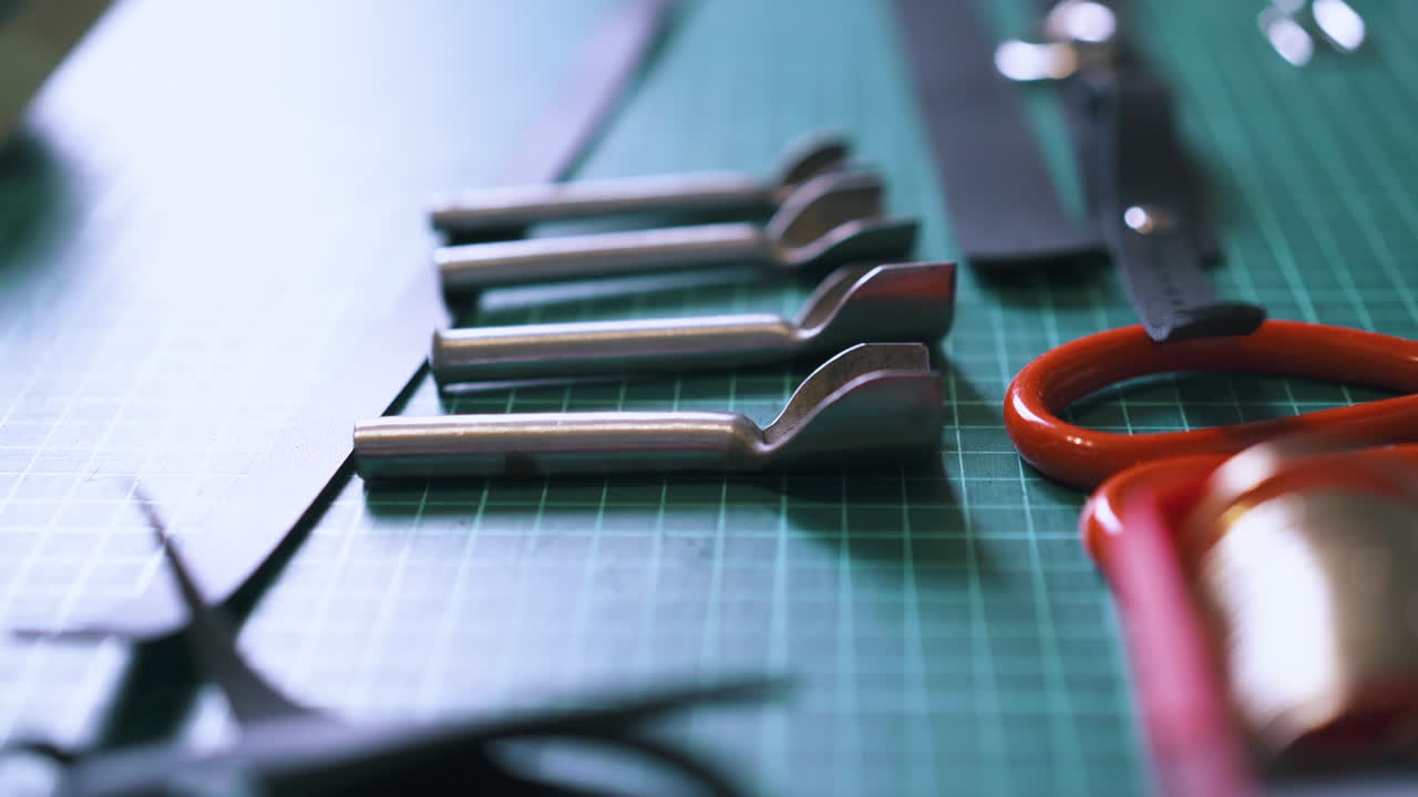 전문 디자이너는 다른 강철 모 ⁇ 이 절단기를 넣습니다.