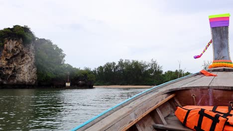 viaje en barco a lo largo de las pintorescas aguas costeras de krabi