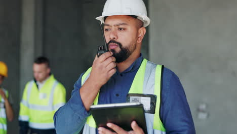 trabajador de la construcción que se comunica en el sitio
