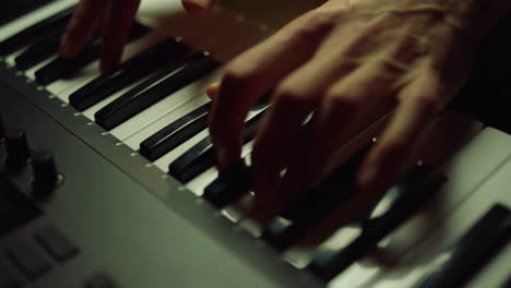 compositor haciendo melodía en el estudio de grabación
