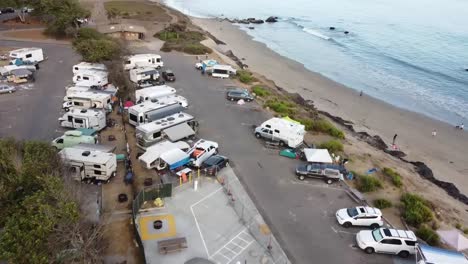 drone vuela sobre el parque de rv a lo largo de la playa