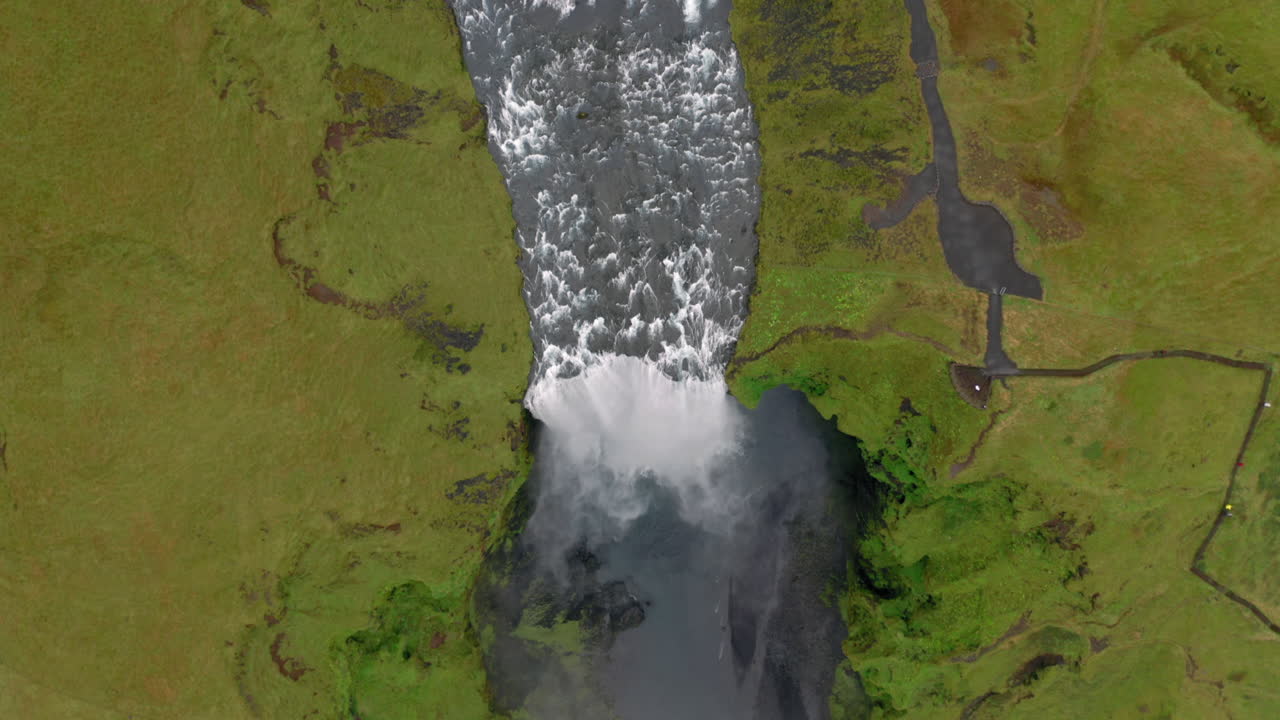 antena: toma de arriba hacia abajo de la cascada de skogafoss en islandia
