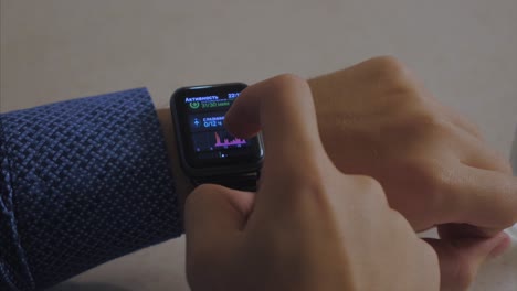 persona que usa un reloj de manzana