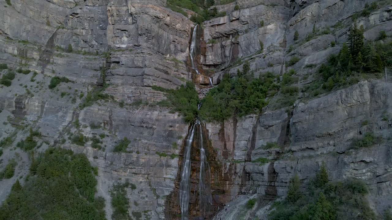 vista aérea de la cascada de bridal veil falls en provo canyon, utah
