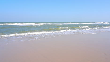 Las-Olas-Entran-Y-Retroceden-A-Lo-Largo-Del-Borde-De-Una-Playa-De-Arena