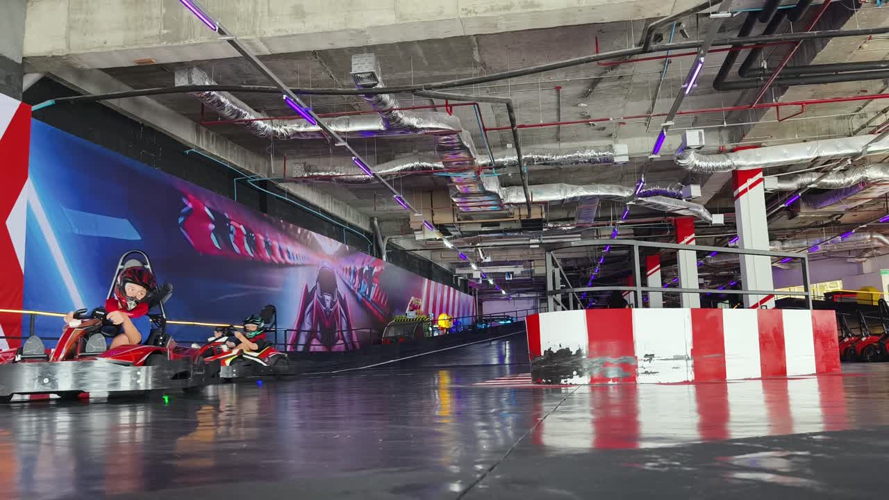 실내 트랙 에서 고카르트 놀이