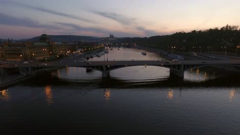 Vista-Aérea-De-Praga-Por-La-Noche-Al-Puente-Manes.