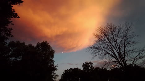 Pan-A-Través-Del-Cielo-Nocturno-Con-Luna-Y-Nubes-De-Tormenta-Dramáticas-Al-Atardecer