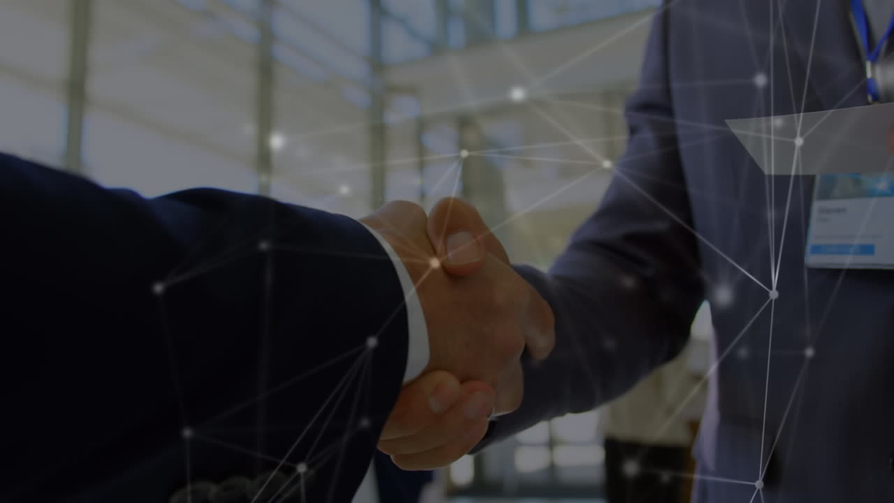 Animazione di una rete di connessioni su persone d'affari che si stringono la mano.
