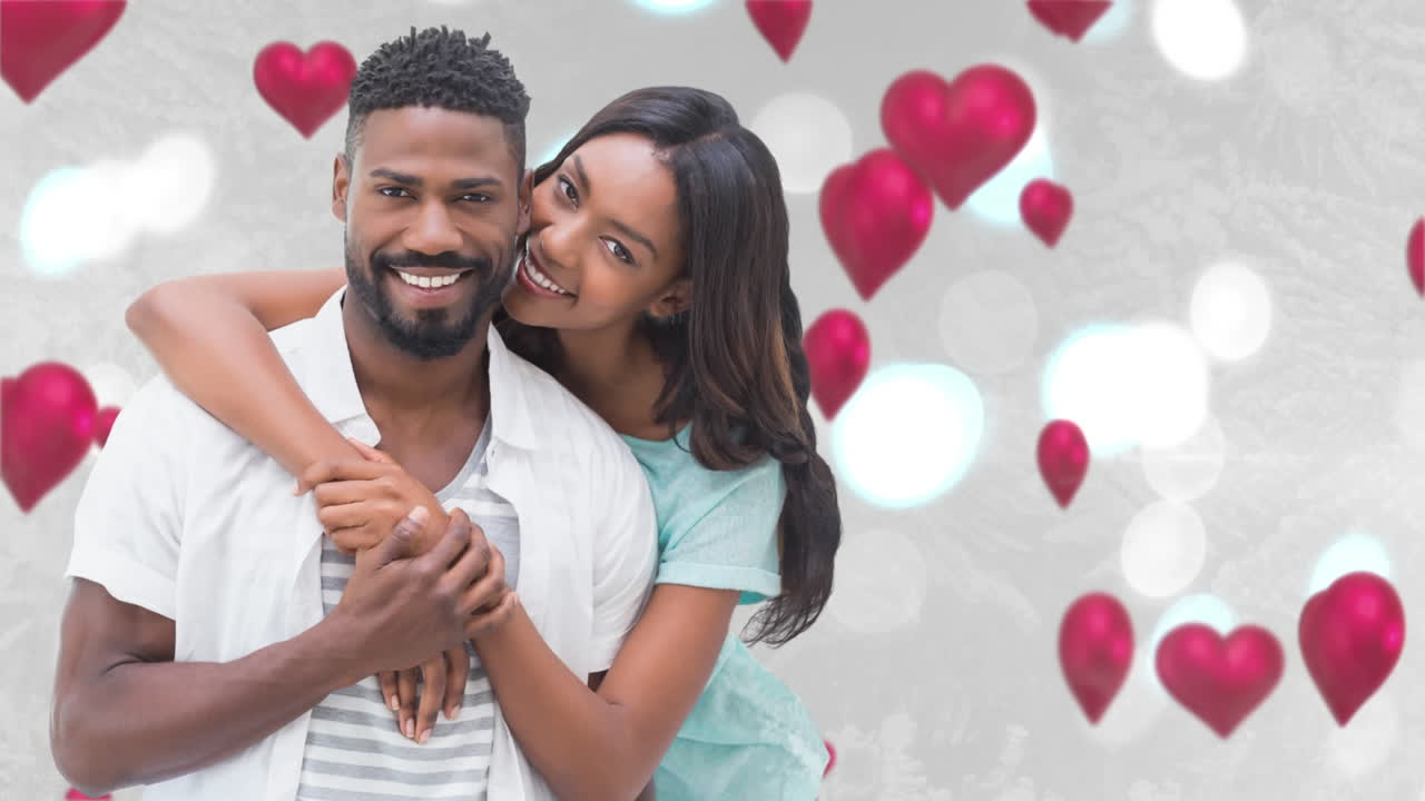 Casal jovem feliz abraçando