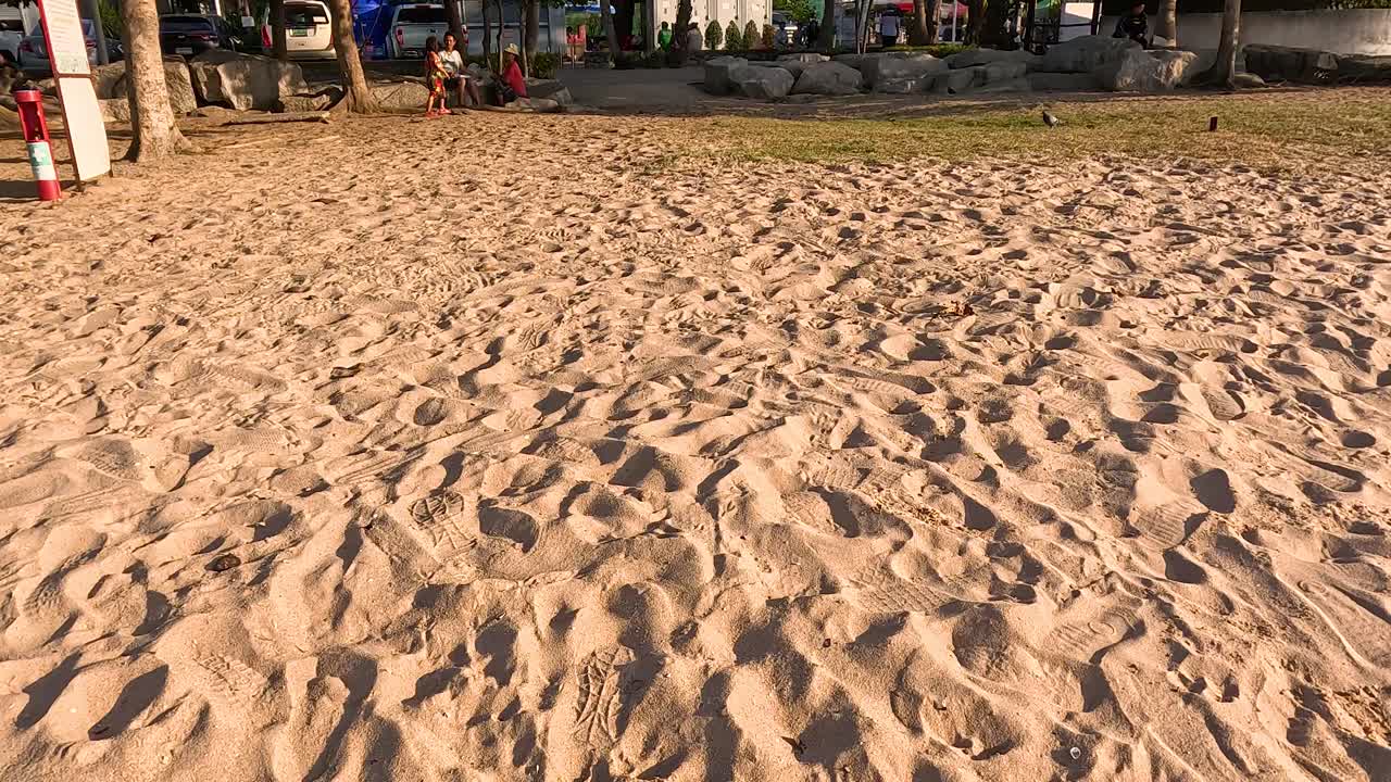 해변 에서 이 잘 내리는 날 을 즐기는 사람 들