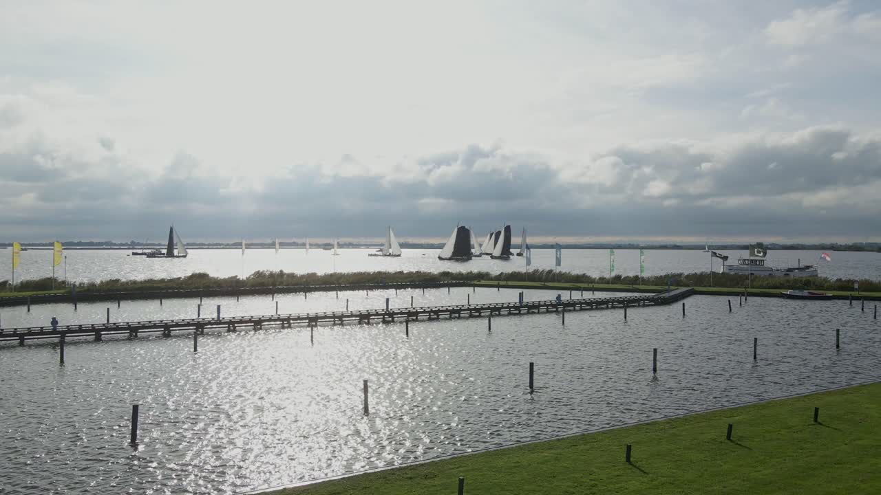 Luftfoto af smuk skutsje-kapsejlads på Sneekermeer-søen i Sneek, Friesland, Holland