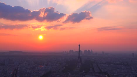 Hermosa-Vista-De-ángulo-Alto-De-La-Torre-Eiffel-Y-París-Al-Atardecer