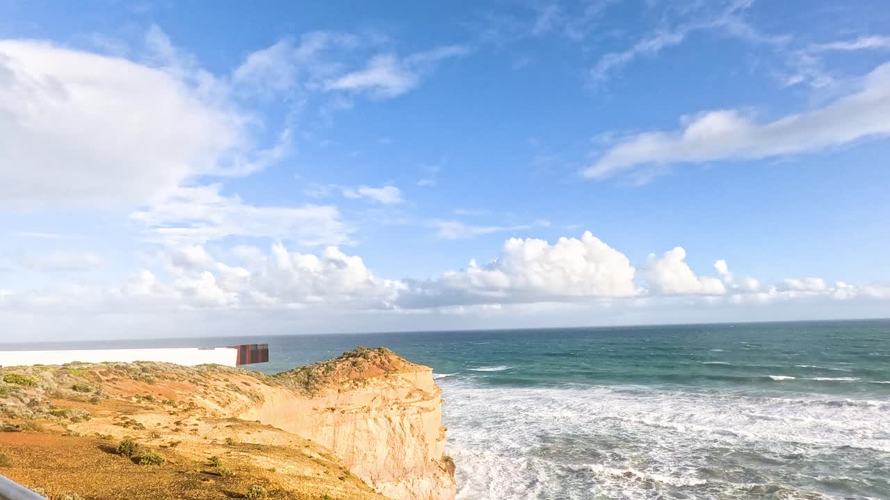 무지개와 함께 아름다운 해안 풍경