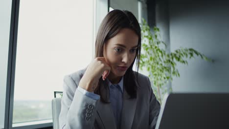 mujer de negocios trabajando en una computadora portátil en una oficina moderna