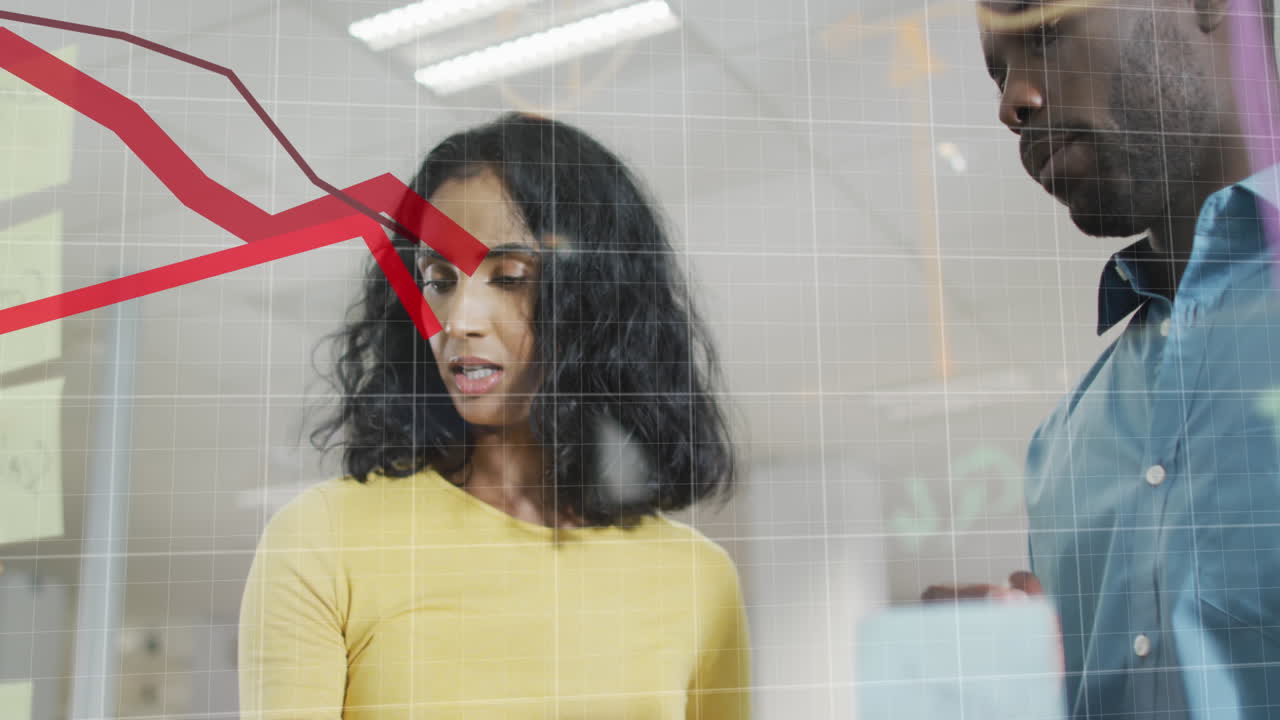 animación de gráficos que caen, diversos compañeros de trabajo discutiendo estrategia y pegando notas en la pared de vidrio