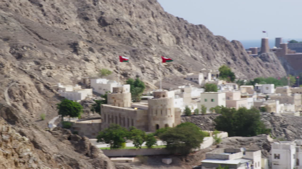 las montañas al hajar y el viejo muscat, omán, panorámica de tiro amplio a la derecha