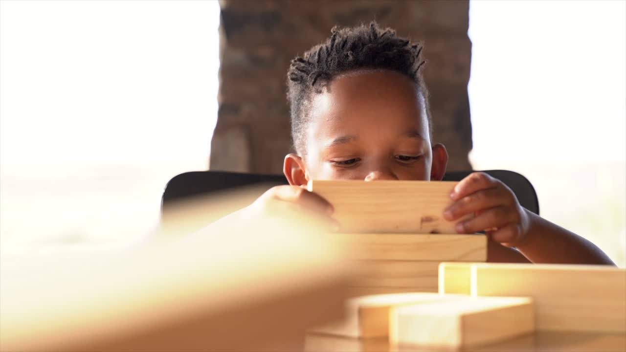 Inquadratura panoramica di un bambino piccolo che gioca con i blocchi divertendosi.