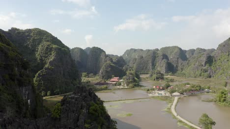 drone cinematográfico que revela una toma del hermoso paisaje montañoso en ninh binh-vietnam