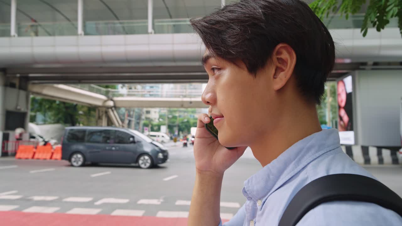 도시에서 전화로 얘기하는 남자