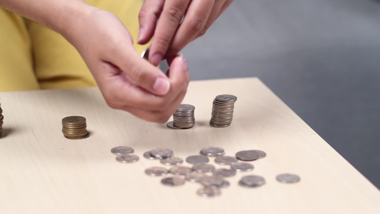 Esplora metodi efficaci per contare le monete per i risparmi personali e la gestione del budget.