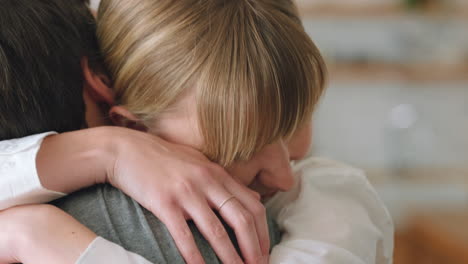 amor, felicidad y abrazo de pareja