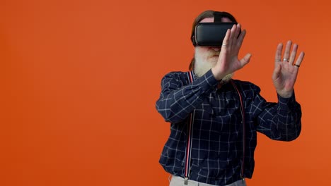 Älterer-Mann-Verwendet-Virtual-Reality-VR-App-Headset-Helm,-Um-Simulation-3D-360-Videospiel-Zu-Spielen,-Zeichnung