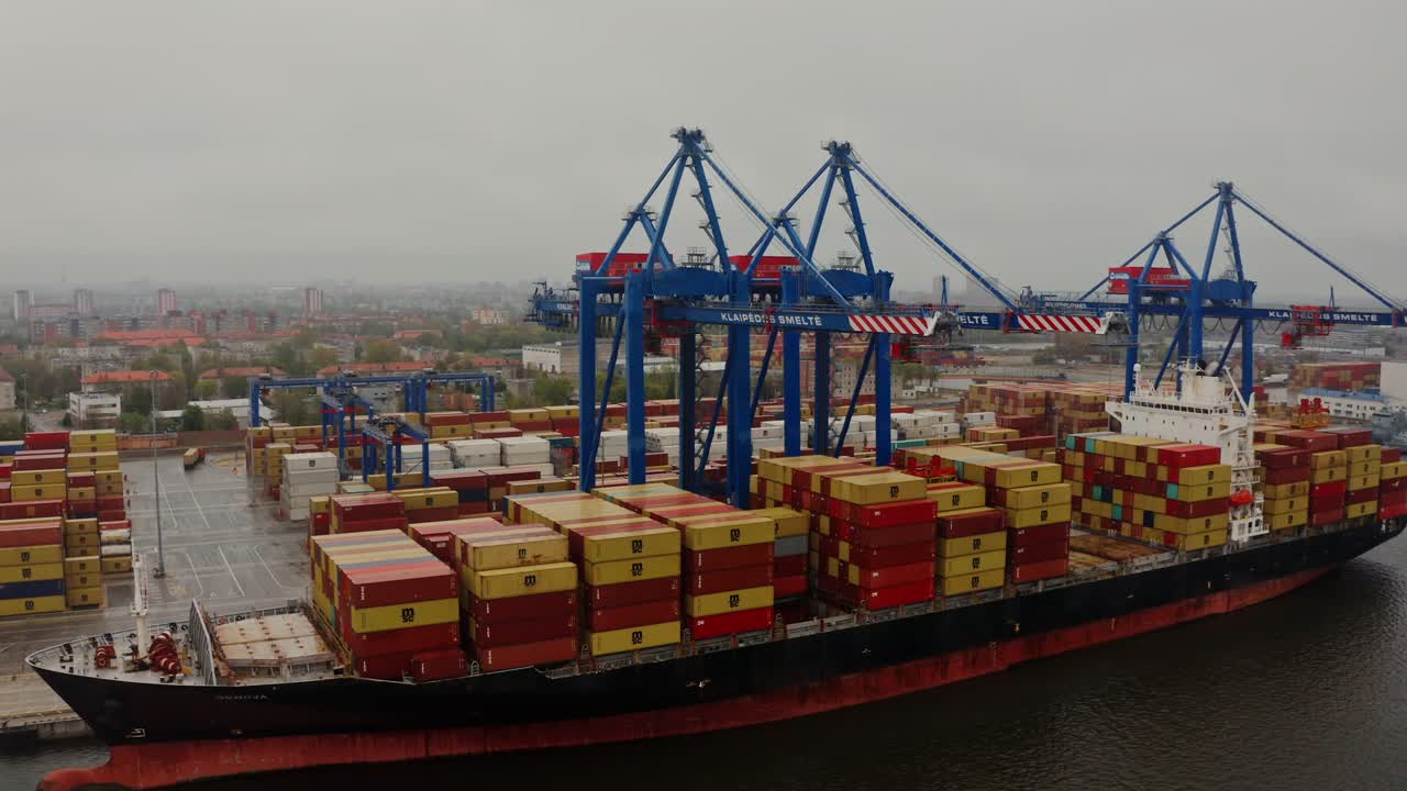 buque portacontenedores en un puerto