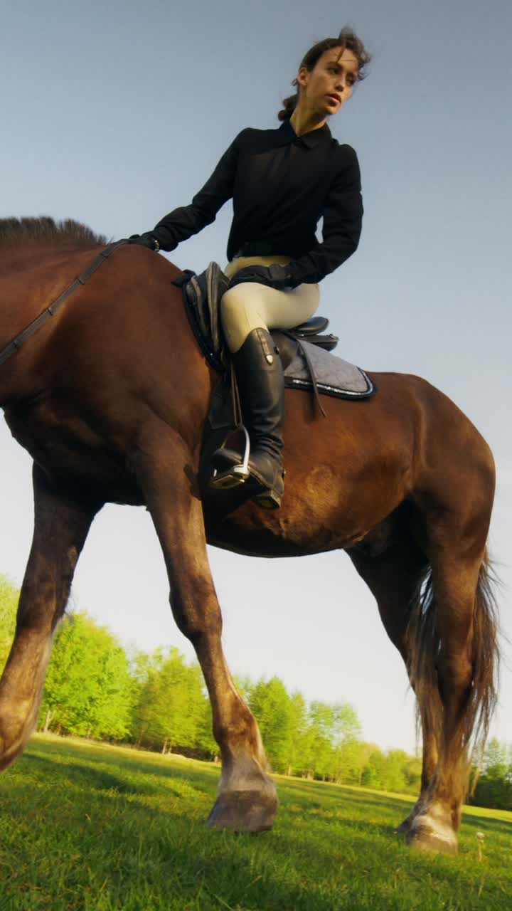 Mujer montando un caballo en un campo