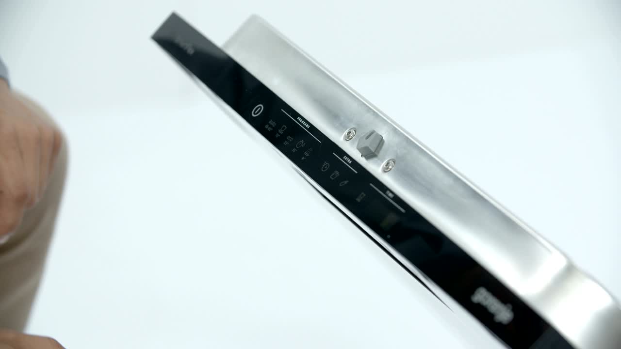 abriendo la puerta delantera del lavador de platos