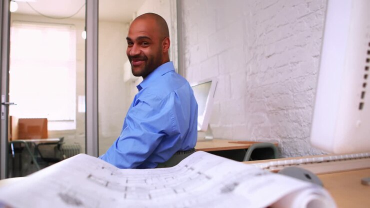 Arquitecto casual sonriendo a la cámara
