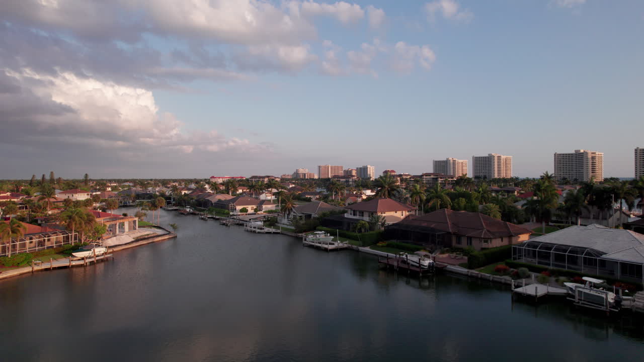 일몰-8에 마르코 섬 플로디아 해변 마을을 통해 공중