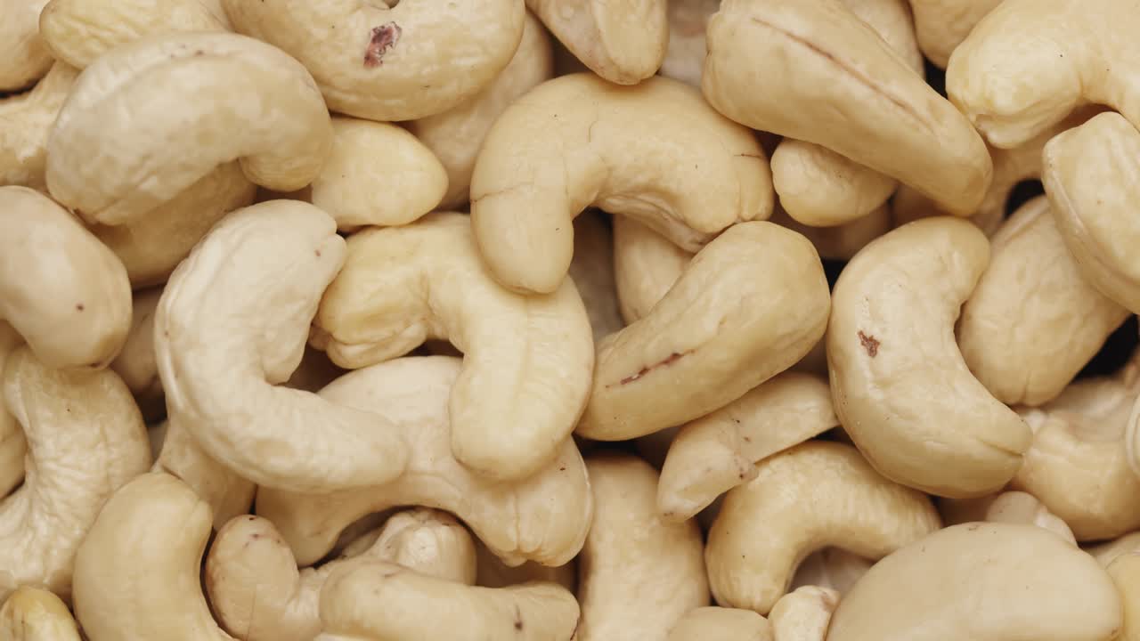 カメラのスムーズな動きが カシューナッツを握る