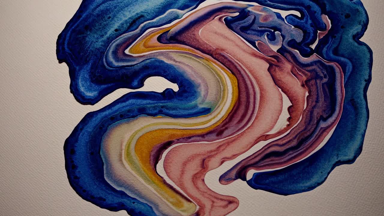 Concetto video astratto con pittura blu e verde vorticosa su carta testurizzata.