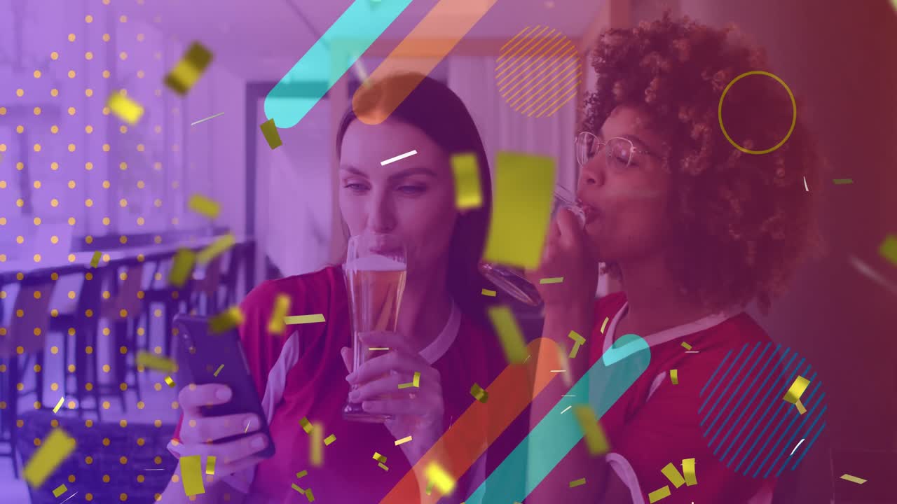 animación de confeti sobre felices amigas diversas que usan teléfonos inteligentes