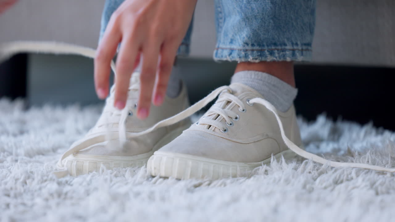 zapatos de moda, pies y manos de mujer con fresco