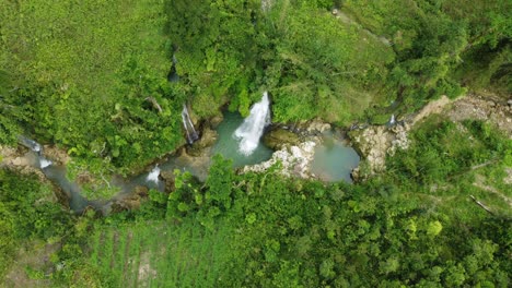 Hundirse-En-Una-Increíble-Cascada-En-El-Desierto-De-Filipinas