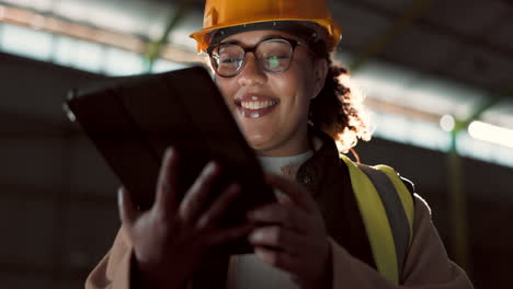 trabajador industrial, tableta y mujer de la construcción