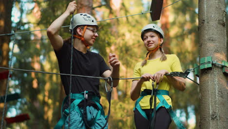 gente hablando en el campamento de aventuras