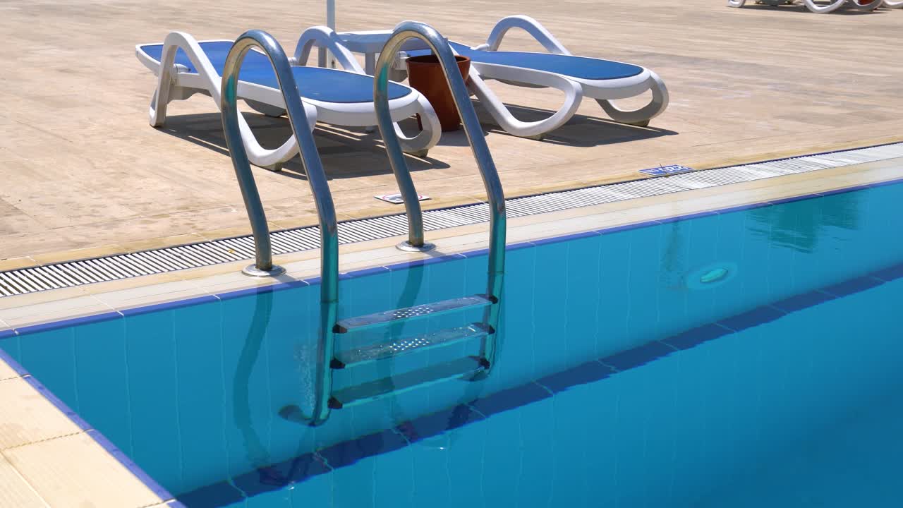 agarrar barras escalera en la piscina