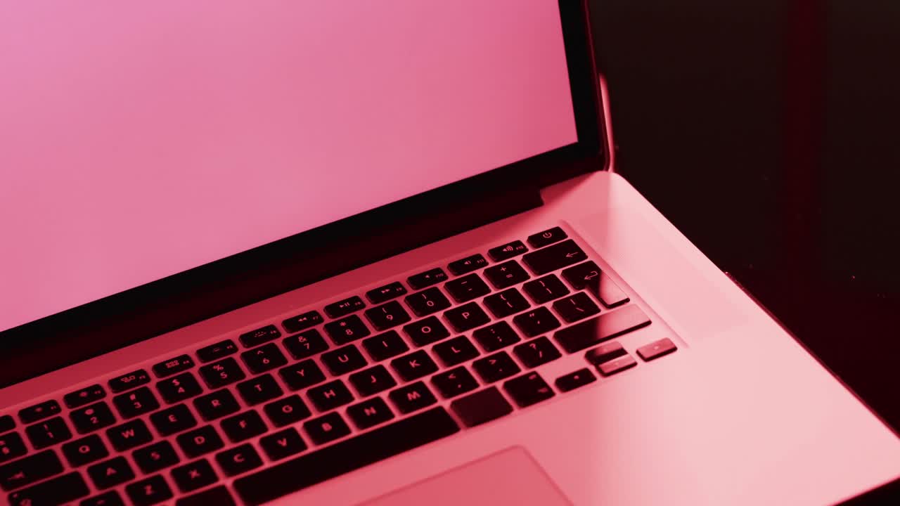 video de una computadora portátil con pantalla en blanco, espacio de copia en fondo de neón