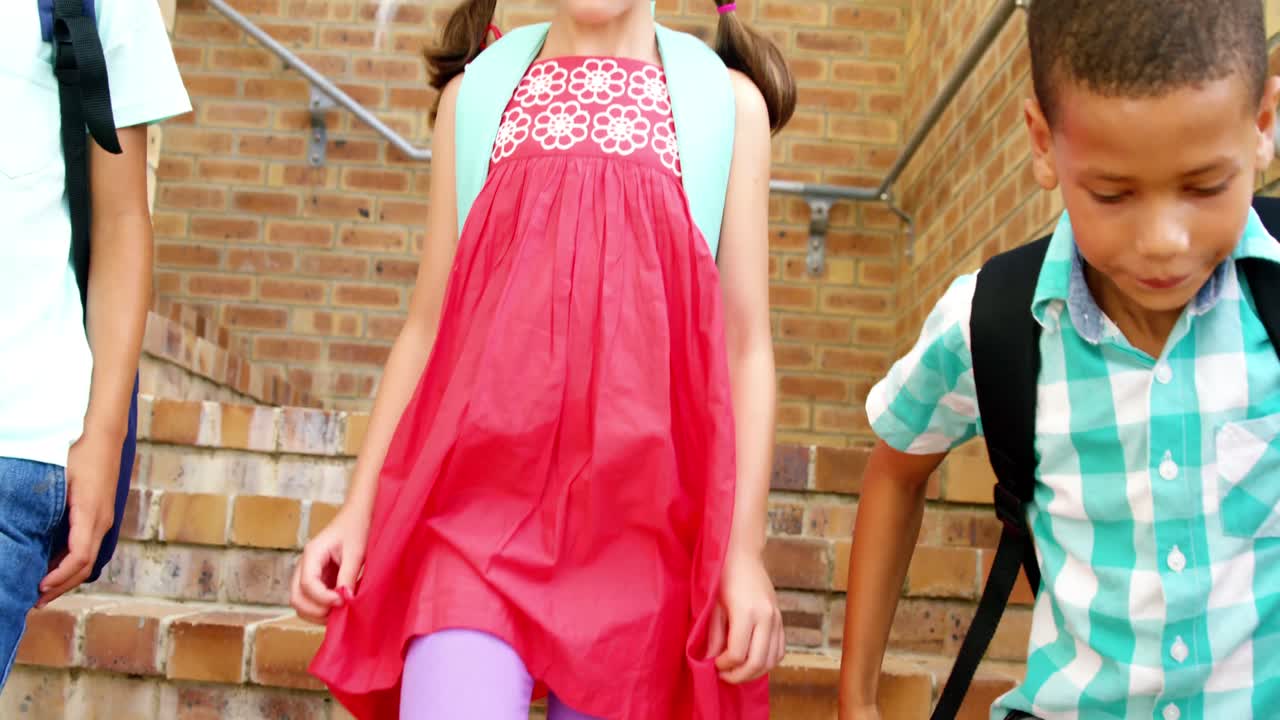 escolares caminando por la escalera en la escuela