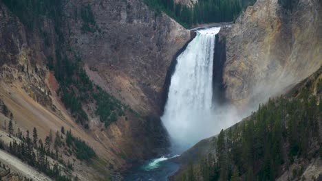 Der-Grand-Canyon-Des-Yellowstone-nationalparks-Die-Unteren-Fälle-Donnern,-Während-Nebel-über-Dem-Grund-Des-Wasserfalls-Aufsteigt