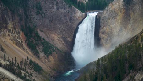 el gran cañón del parque nacional de yellowstone las cataratas inferiores truenan mientras la niebla se eleva por encima del fondo de la cascada