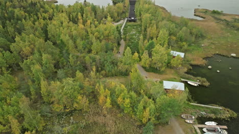 Naturaleza-Finlandesa-Durante-La-Temporada-De-Otoño-Con-La-Torre-De-Observación-Saltkaret-En-El-Archipiélago-De-Kvarken-Cerca-De-Mustasaari,-Finlandia